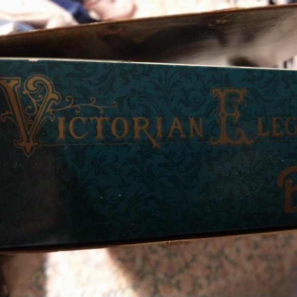 Victorian Elegance Barbie 1994 - Picture 2 of 10